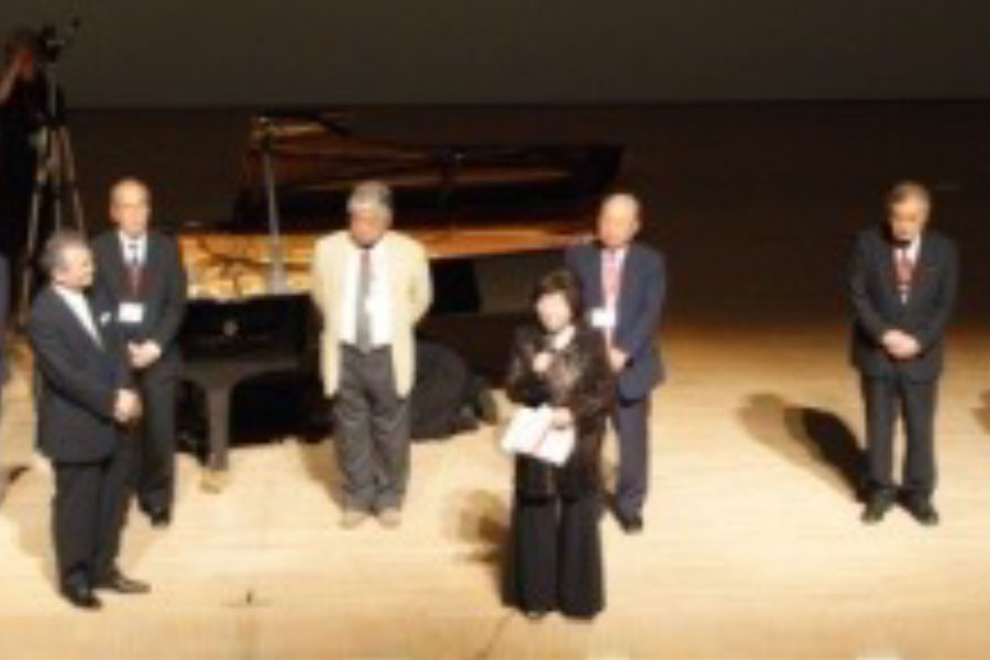 資金贈呈式の様子